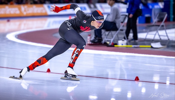 Le 16 novembre 2025, à Salt Lake City. Béatrice Lamarche est dans le premier virage d'un 500 mètres à la première Coupe du monde de l'année.