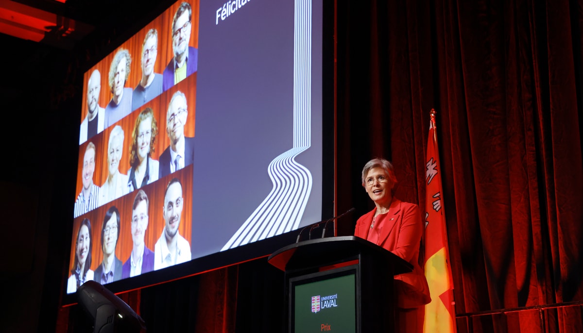 Lors du gala clôturant le Grand rendez-vous de la recherche 2024, l’Université Laval a remis 12 Prix d’excellence en recherche, création et innovation. Ici, la rectrice Sophie D'Amours et le tableau des lauréates et lauréats.