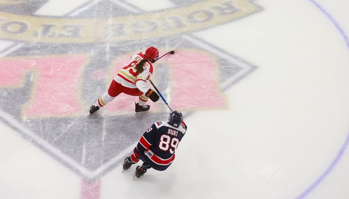 Victoria Veilleux, de l'équipe féminine de hockey Rouge et Or de l'Université Laval, s'empare de la rondelle au centre de la patinoire lors du match du 13 septembre 2026 contre les Badgers de l'Université Brock.