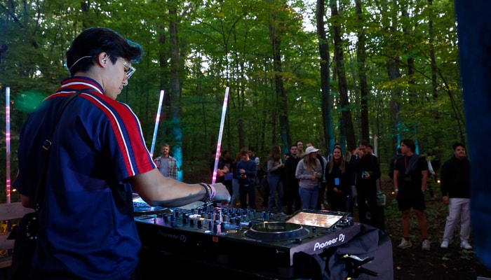 Fraîchement diplômé du programme de réalisation audionumérique de la Faculté de musique, Nakin Veillette était emballé de revenir sur le campus, cette fois en tant que DJ sous son pseudonyme Vexskin.