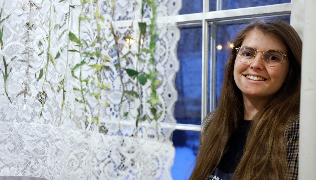 Laura Silva, professeure au Département de science politique, a fait des études en neurosciences et en philosophie. Elle est une spécialiste du rôle moral et politique des émotions. À côté d'elle, l'œuvre tissée L'état de nature d'Angela Marsh.