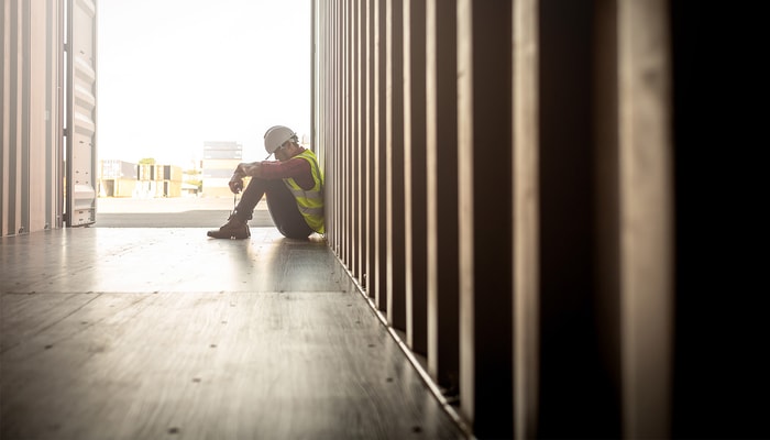 La Loi modernisant le régime de santé et de sécurité du travail, aussi connue sous le nom de loi 27, oblige les organisations comptant au moins 20 personnes employées à identifier, à contrôler et à éliminer, dans la mesure du possible, les risques psychosociaux du travail.