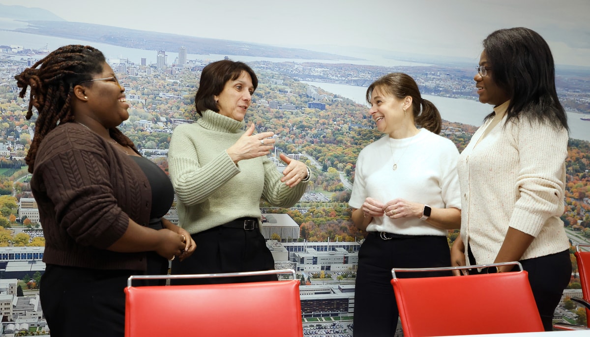 De gauche à droite: Véronique Lessard, vice-présidente à l’enseignement et à la recherche de la CADEUL, Louise Careau, directrice du Centre d’aide à la communauté étudiante, Cathia Bergeron, vice-rectrice aux études et aux affaires étudiantes, et Ingrid-Avila Tiomo, présidente de l’AELIES.