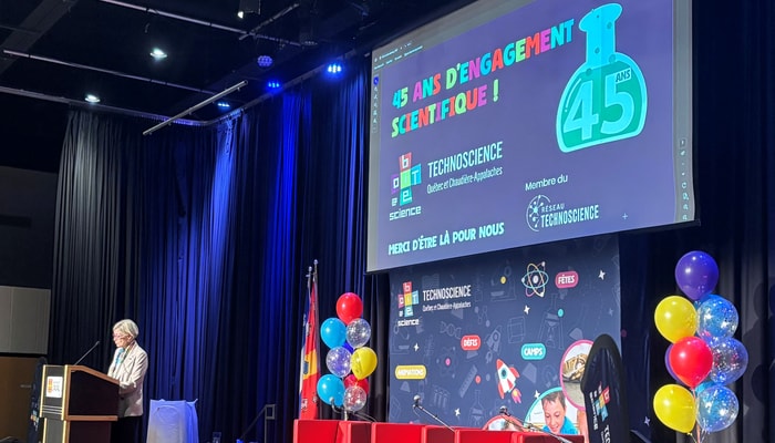 Caroline Senécal, vice-rectrice adjointe aux études et aux affaires étudiantes, lors du cocktail de financement soulignant le 45e anniversaire de la Boîte à science
