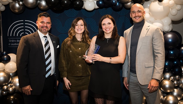 De gauche à droite: Paul-André Gallant, président de l'OOAQ, les lauréates du prix Innovation sociale-Desjardins 2025 Anne-Marie Côté-Drolet et Marie Vézina, et Michel-Olivier Leblanc, représentant de Desjardins.
