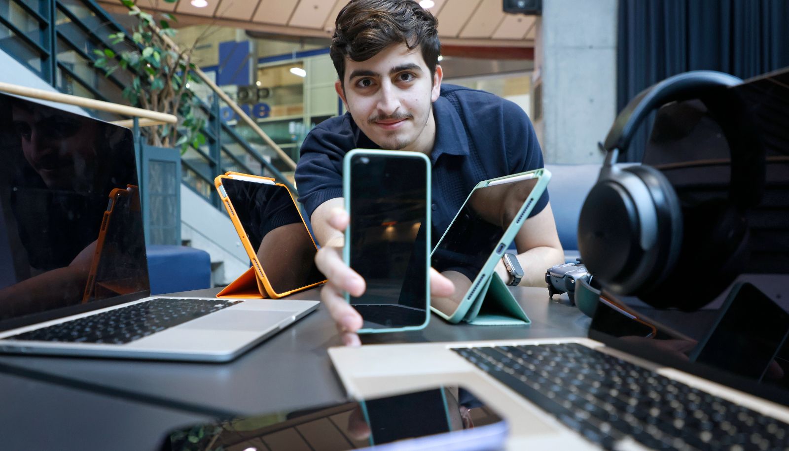 Ali Tawbe, étudiant en première année du doctorat de premier cycle en pharmacie, a fondé le projet Anatoli, qui vise à remettre en état des appareils électroniques. Ce projet a été sélectionné pour représenter l'Université Laval dans la catégorie Environnement au prochain gala Forces AVENIR.