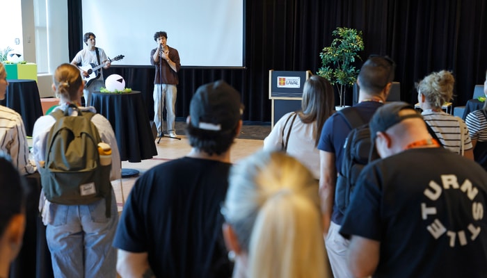 Parmi les belles surprises de Fono, Alexander Stewart, qui s'impose comme une voix montante de la pop avec plus d'un milliard d'écoutes en ligne, a offert une prestation intime devant les participants du programme +conférences.