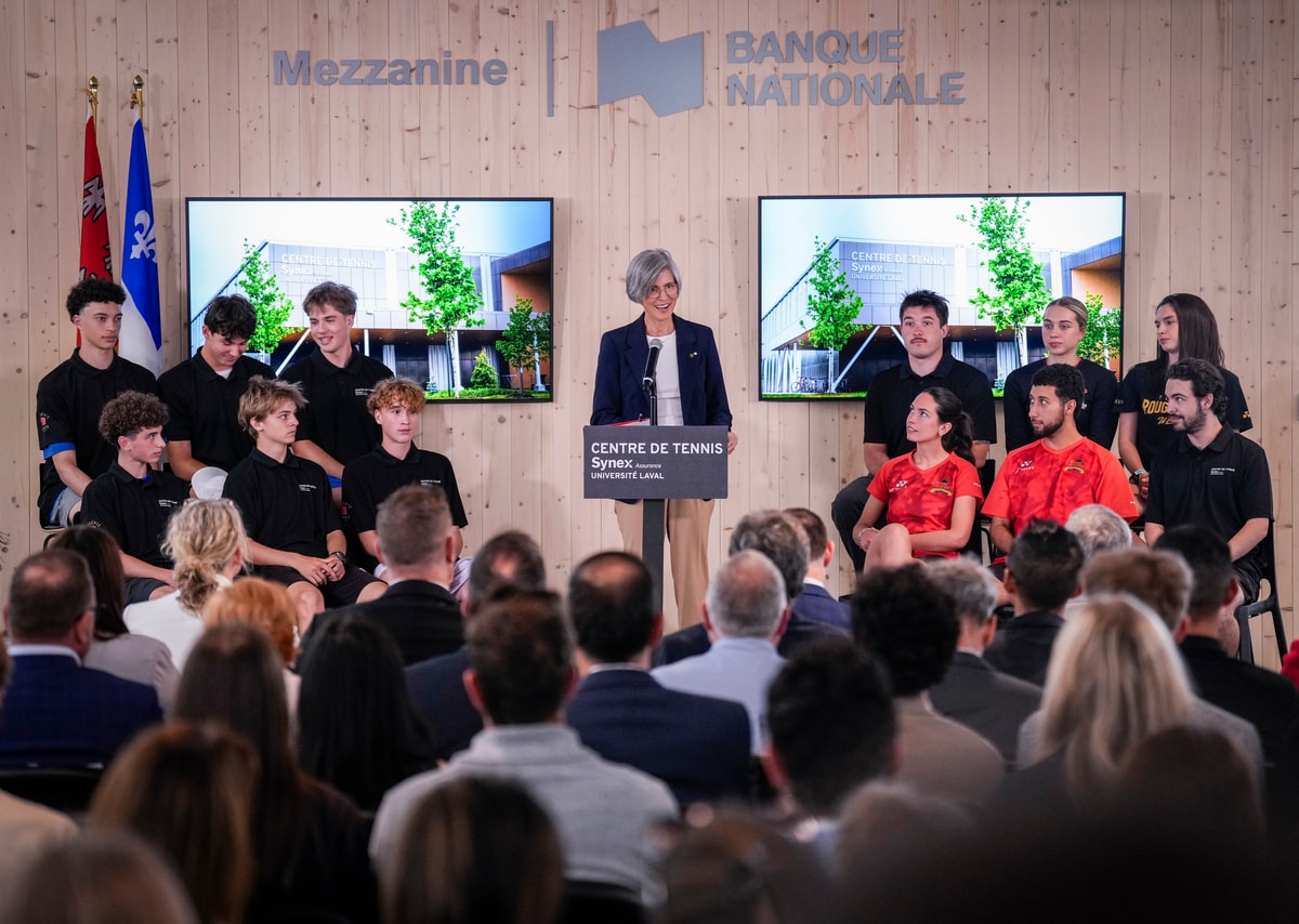La rectrice de l'Université Laval, Sophie D'Amours, accompagnée d'athlètes lors de l'inauguration du Centre de tennis Synex Assurance–Université Laval.