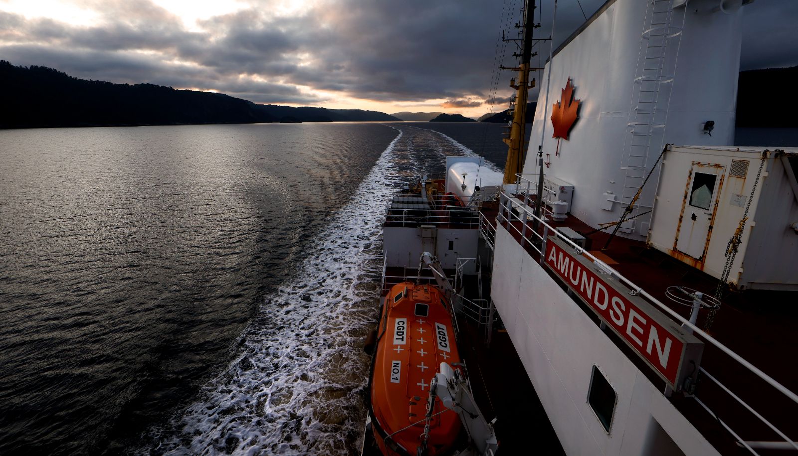 The Amundsen towards the Saguenay Fjord, where 4 days of testing at sea are waiting for him.