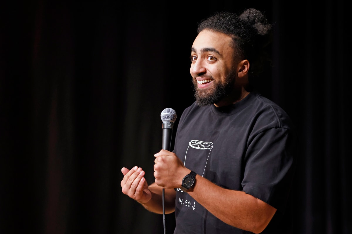 L'humoriste Anas Hassouna a présenté un spectacle, le 6 octobre à l'amphithéâtre Hydro-Québec du pavillon Alphonse-Desjardins, à l'occasion de la Semaine de l'inclusion.