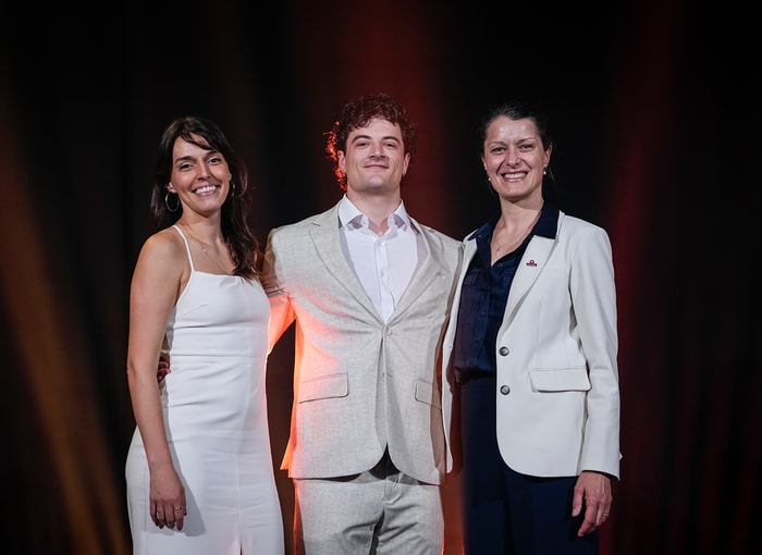 Guillaume Cauchon (football) a reçu le prix de la persévérance de la Clinique du PEPS. Il est en compagnie de la physiothérapeute Laurence Boucher et de Lucie Belley (Komforto)