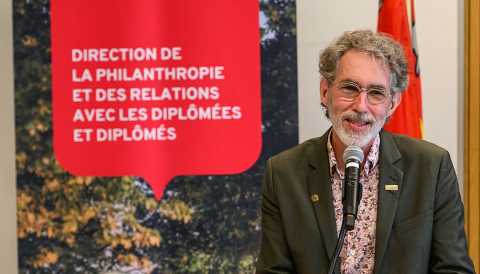 Julien Poitras au pavillon d'enseignement de la médecine de Lévis, un projet auquel il a lui-même contribué.