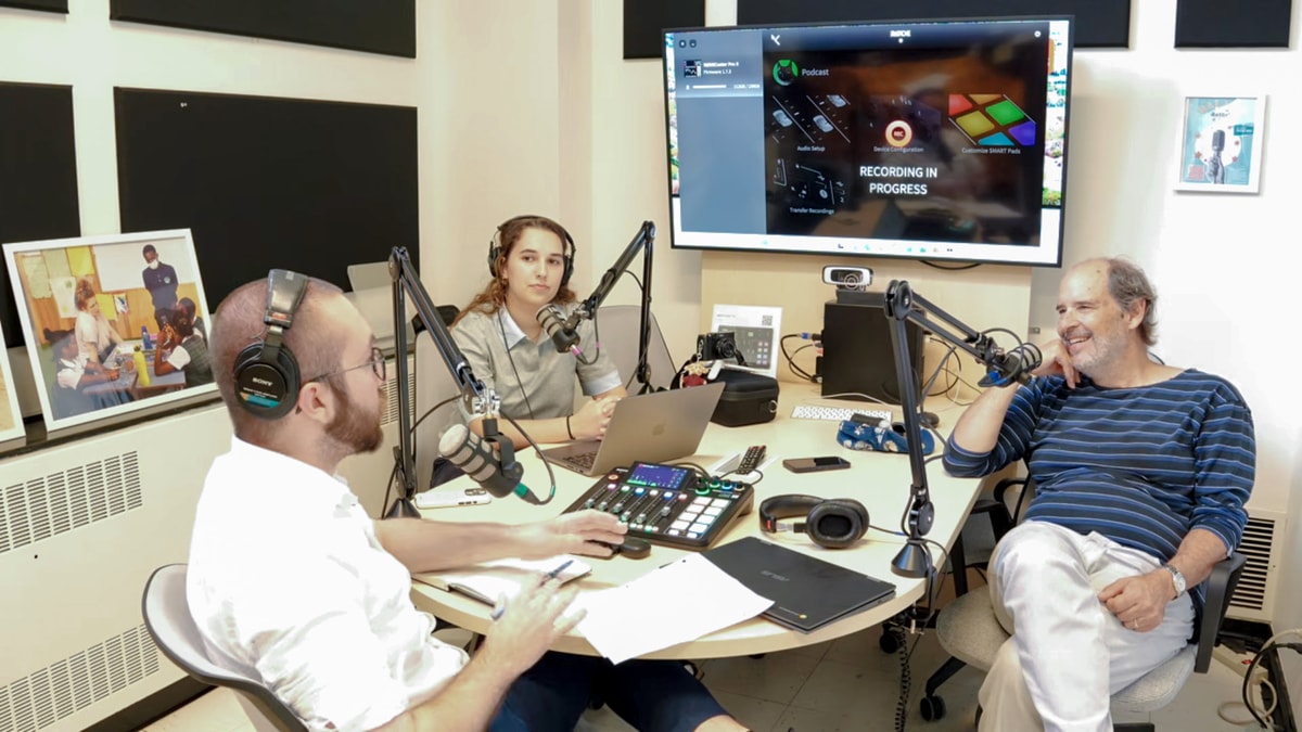 Le professeur Patrick Gonzalez, à droite, durant son entretien avec Jacob Bérubé et Corail Arel, qui coaniment le balado Micro & Macro.