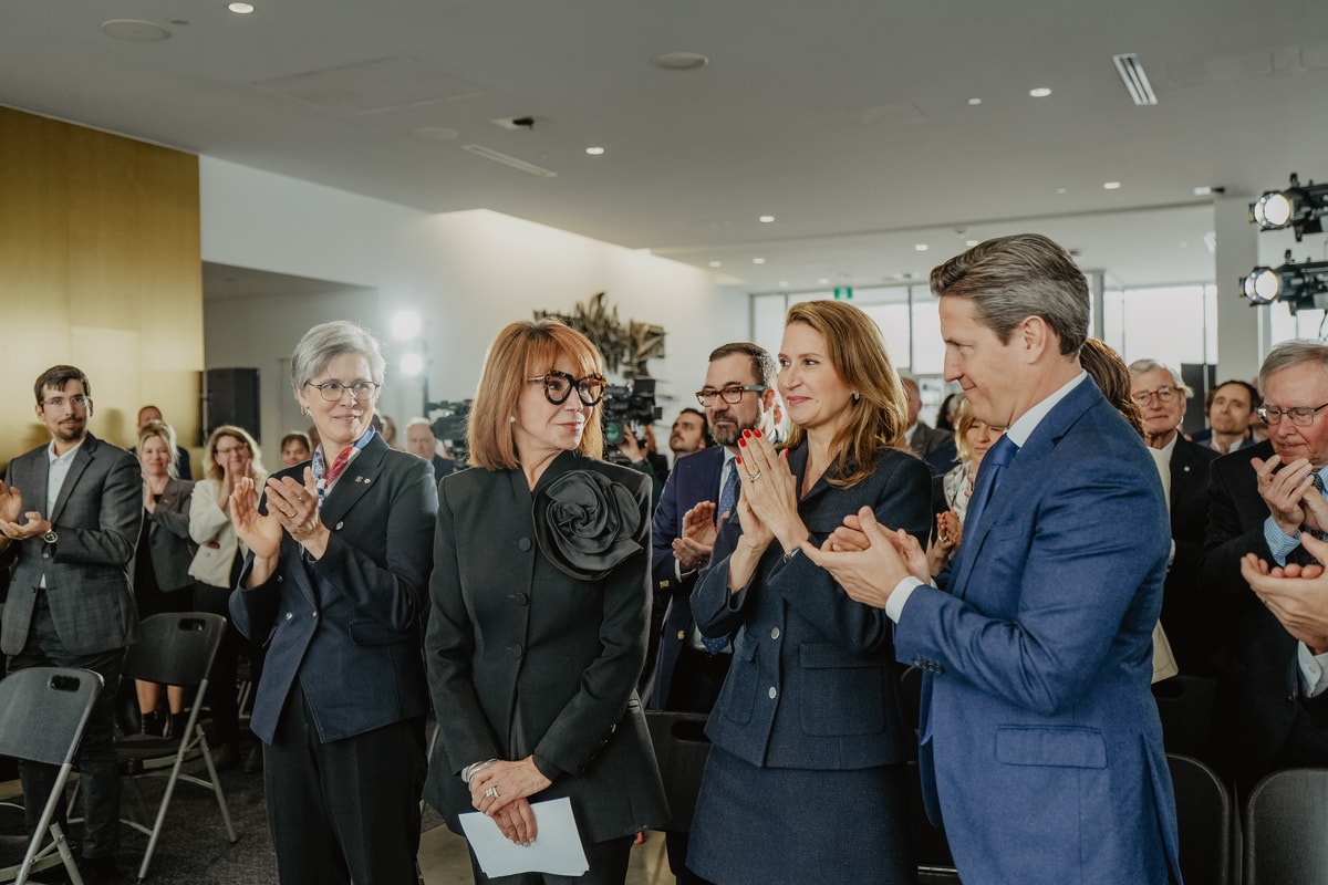 La rectrice de l’Université Laval, Sophie D’Amours en compagnie de l’épouse de l’honorable Brian Mulroney, Mila Mulroney ainsi que deux de leurs enfants, Caroline et Mark, lors de la clôture de Campagne majeure du Carrefour International Brian-Mulroney.