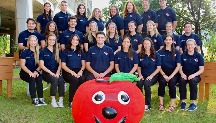 Les 25 membres étudiants du comité exécutif de la SAAC 2026 en compagnie de la mascotte Pomate