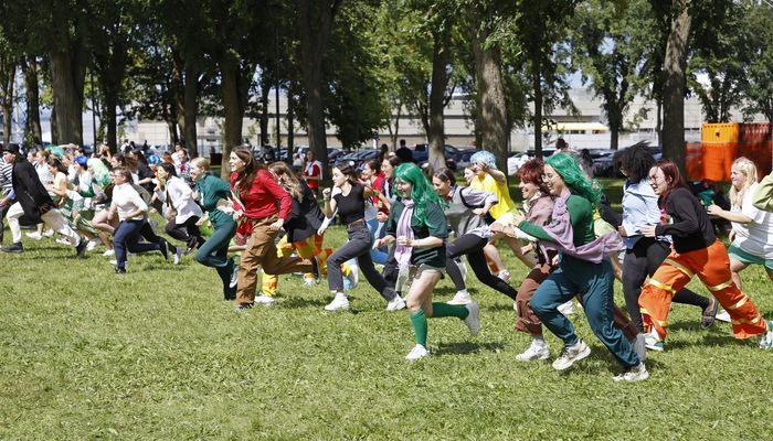 Groupe d'étudiantes et d'étudiants en plein élan lors d'une activité d'intégration de la rentrée