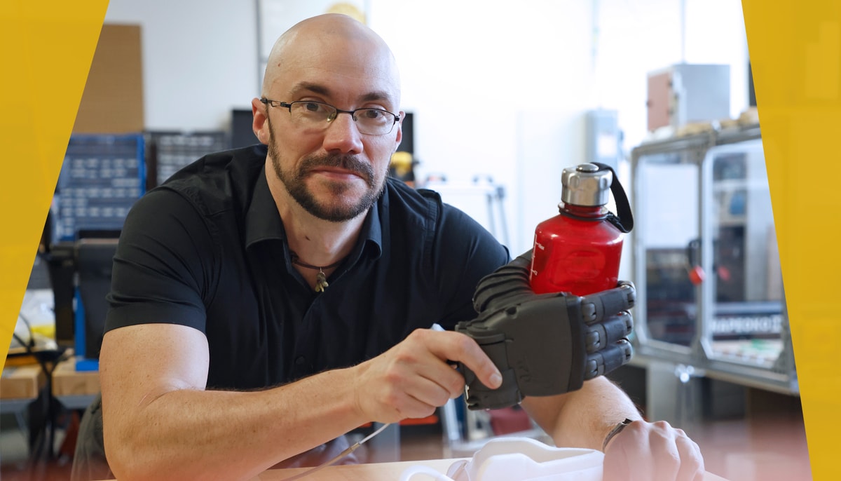 Chercheur au Centre interdisciplinaire de recherche en réadaptation et intégration sociale, Alexandre Campeau-Lecours se spécialise en robotique et ingénierie de la réadaptation. On le voit ici avec un prototype de prothèse créé par un étudiant de son équipe, Dominic Bédard.