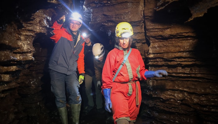 Bien que la grotte ait été découverte en 1979, plusieurs aspects scientifiques restent méconnus. Pour les étudiants qui souhaitent creuser ces questions, il y a là diverses possibilités de projets de maîtrise ou de doctorat, a rappelé la guide Geneviève Lamarre aux participants.
