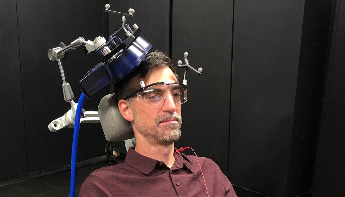 La stimulation magnétique transcrânienne repose sur l'application d'impulsions magnétiques sur des zones précises du cerveau dans le but de modifier l'activité des neurones qui s'y trouvent. Non invasive et indolore, cette technologie a démontré son efficacité pour de nombreux problèmes, notamment le traitement de la dépression majeure, de certains types de douleur chronique et des troubles obsessifs compulsifs.