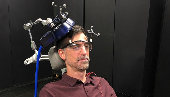 La stimulation magnétique transcrânienne repose sur l'application d'impulsions magnétiques sur des zones précises du cerveau dans le but de modifier l'activité des neurones qui s'y trouvent. Non invasive et indolore, cette technologie a démontré son efficacité pour de nombreux problèmes, notamment le traitement de la dépression majeure, de certains types de douleur chronique et des troubles obsessifs compulsifs.