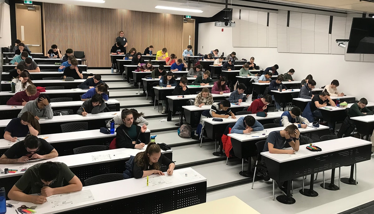 Dans un amphithéâtre de l'Université Laval, le 14 mars, durant la demi-finale québécoise du Championnat international des jeux mathématiques et logiques