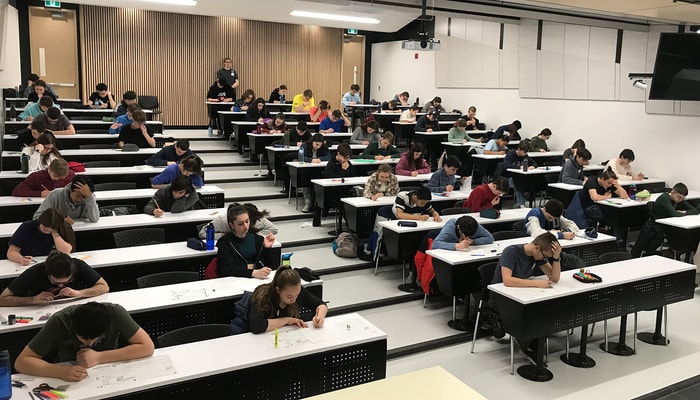 Dans un amphithéâtre de l'Université Laval, le 14 mars, durant la demi-finale québécoise du Championnat international des jeux mathématiques et logiques
