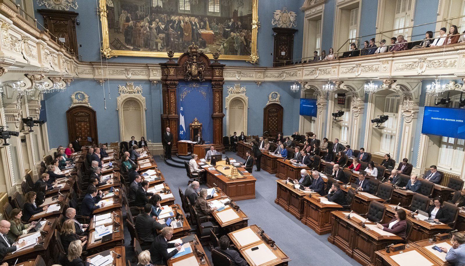Le Salon bleu, appellation familière de la salle de l'Assemblée nationale du Québec, à l’intérieur de l'Hôtel du Parlement