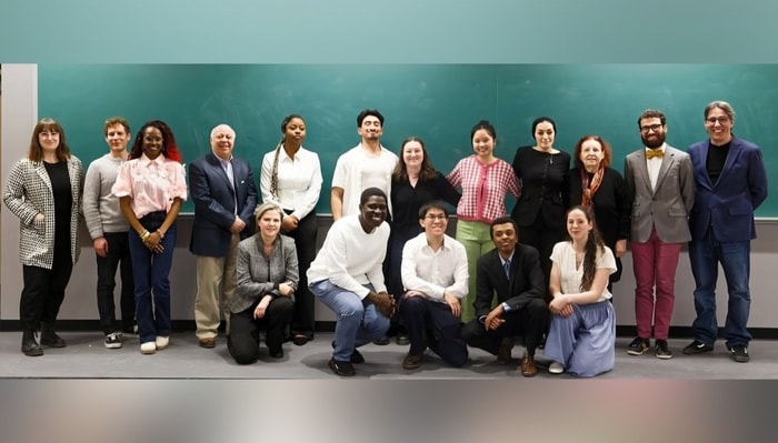 Les participantes et participants à la finale locale 2026 de Délie ta langue! entourés de membres du jury ainsi que de formatrices et formateurs (de gauche à droite à partir du haut): Ann-Frédérick Blais (formatrice), Carl Laberge (formateur), Yeva Côté-Paradis (membre du jury et gagnante du concours local de 2025), Nadir Belkhiter (membre du jury), Cecila Bakani, Nicolas Cristancho Bustos, Léanne St-Pierre, Hsiao-Ting Chiu, Sara Akkou, Gynette Tremblay (membre du jury), Arnaud Anciaux (membre du jury), Benoît Tardif (formateur), Kristin Reinke (responsable du concours interne ULaval et membre du jury), Mouhamed Thiam, David Huan Chhuon, Salem Nkunda Nyisingize et Marie-Joëlle Tremblay.