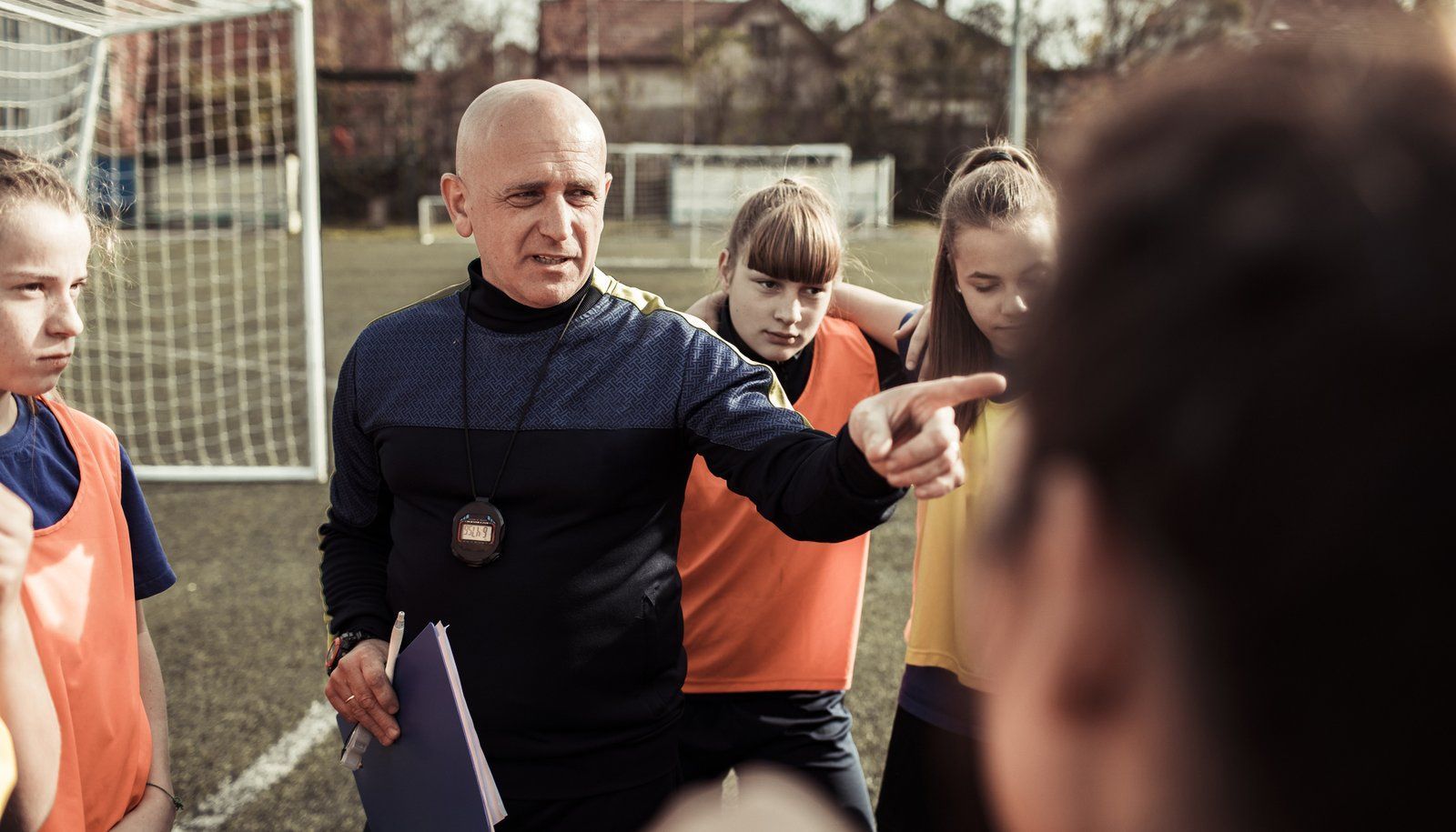 Les entraîneuses et entraîneurs ressentent beaucoup de pression de leur organisation sportive, qui veut des résultats. Les coachs comme les athlètes doivent performer.