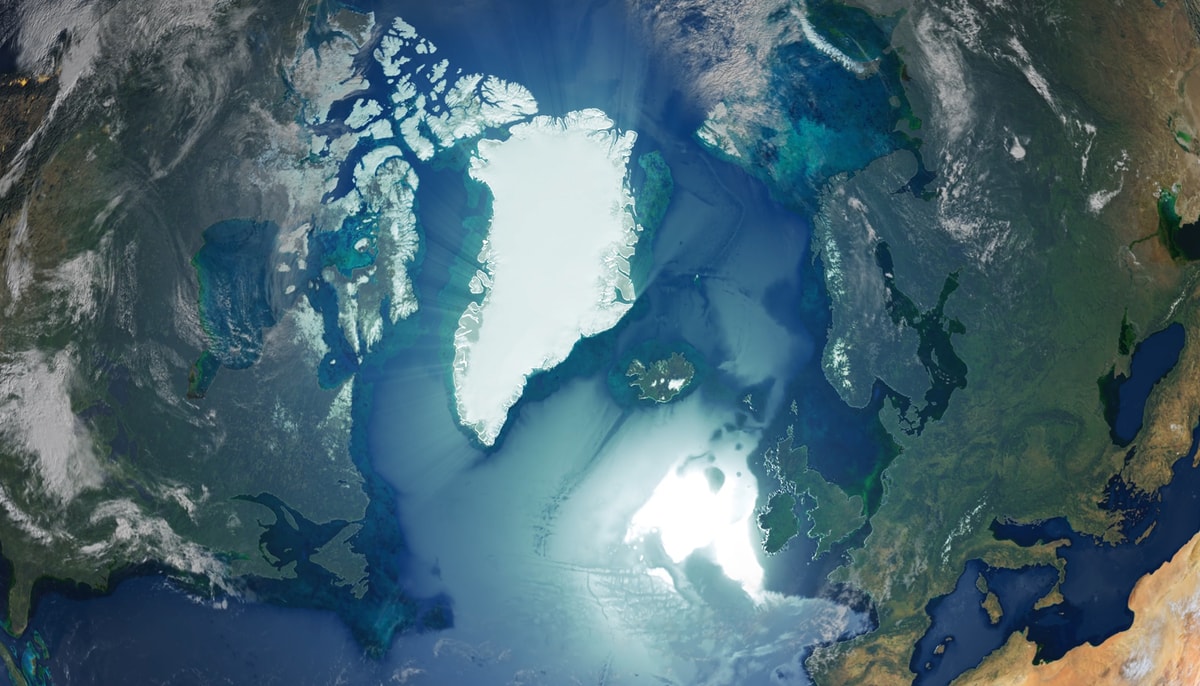 Le Groenland est une île immense située entre l'Atlantique Nord et l'océan Arctique, au-dessus du cercle polaire arctique.