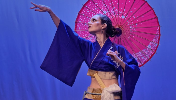 La danseuse Julie Lajoie, vêtue d'un kimono traditionnel japonais coupé en deux pièces, pratique le style fusion orientale-japonaise.