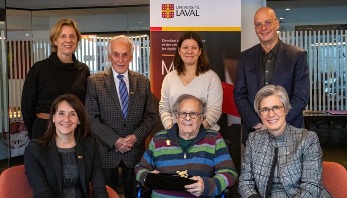 Rangée du haut (de gauche à droite): Carmen Bernier, doyenne de la Faculté de musique, Ludger St-Pierre, conseiller à la Direction de la philanthropie et ami de Pierre Viger, Anabelle Viau-Guay, doyenne de la Faculté des sciences de l’éducation, Stéphane Boudreau, doyen de la Faculté des sciences et de génie. Rangée du bas: Caroline Girard, cheffe de la Direction de la philanthropie et des relations avec les diplômées et diplômés, Pierre Viger et la rectrice Sophie D’Amours.