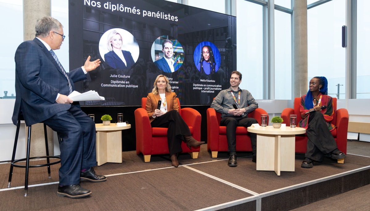 L'animateur de la rencontre, Paul Larocque (à gauche), en compagnie des panélistes (de gauche à droite) Julie Couture, Antony Bertrand‑Grenier et Malia Kounkou.