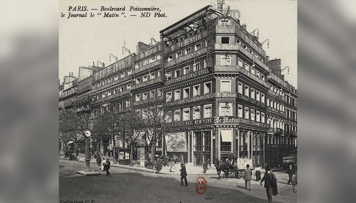 Les bureaux du journal français Le Matin, extrait de carte postale de 1909. La façade de l'immeuble est truffée de slogans médiatiques: «Le plus rapidement informé», «Exact, intéressant, utile», «Nombreuses illustrations», «Service direct avec New York». Ces slogans ne dépareraient pas à l'ère numérique: ils portent sur la vitesse, la capture de l'intérêt, l'espace décloisonné...