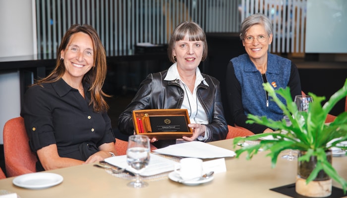 Catherine Thériault a reçu une plaque commémorative soulignant son don. Elle est entourée de Caroline Girard, cheffe de la Direction de la philanthropie et des relations avec les diplômées et diplômés, et de la rectrice Sophie D'Amours.