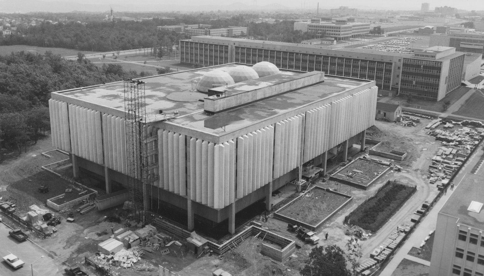 Le pavillon Jean-Charles-Bonenfant, ici lors de sa construction en 1968, a été conçu selon les plans de la firme St-Gelais Tremblay Tremblay Labbé Architectes. À l'époque, il portait le nom de Pavillon de la Bibliothèque. Aujourd'hui, il loge d'autres unités, dont le Service des finances et le Vice-rectorat aux ressources humaines.