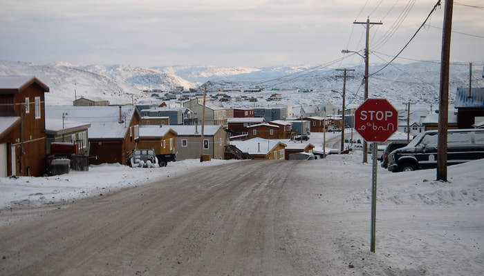 Durant la conférence, Thierry Rodon a diffusé sur grand écran une série de photographies rapportées du Nord. Ici, Happy Valley, Iqaluit, 2007.