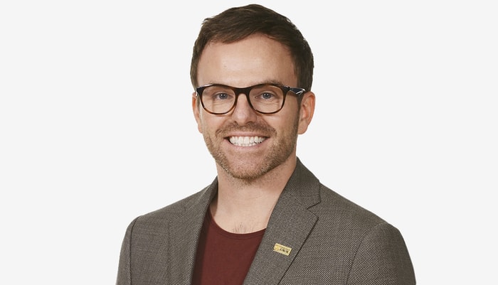 Kévin Lavoie est professeur à l'École de travail social et de criminologie de l'Université Laval et directeur du Centre de recherche Jeunes, familles et réponses sociales
