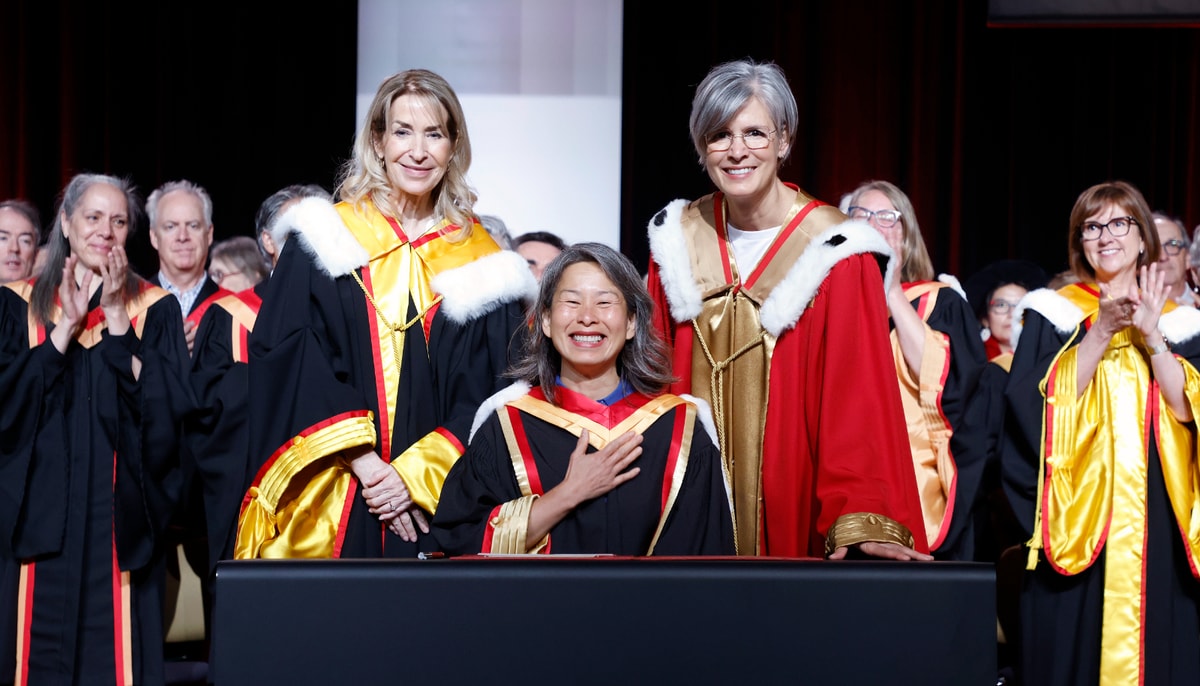 Kim Thúy, docteure honoris causa en littérature, entourée d'Anne-Marie Laflamme, secrétaire générale de l'Université Laval, et de la rectrice Sophie D'Amours.