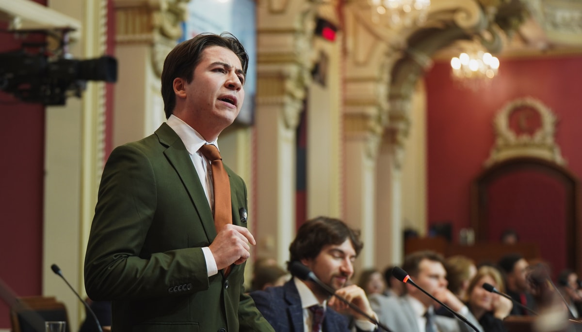 Samuel Boutin prenant la parole au Salon rouge de l'Assemblée nationale du Québec en janvier 2025 dans le cadre du Parlement étudiant. Il s'agissait d'une deuxième participation pour l'étudiant inscrit au baccalauréat intégré en affaires publiques et relations internationales.