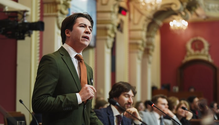 Samuel Boutin prenant la parole au Salon rouge de l'Assemblée nationale du Québec en janvier 2025 dans le cadre du Parlement étudiant. Il s'agissait d'une deuxième participation pour l'étudiant inscrit au baccalauréat intégré en affaires publiques et relations internationales.