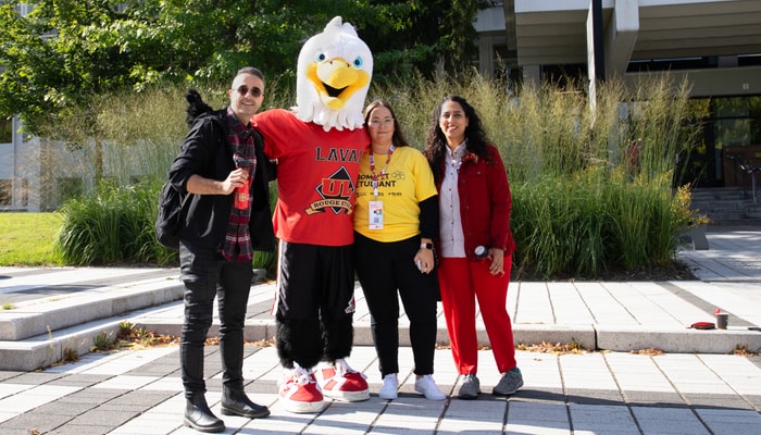 Durant la semaine ULaval pour toujours, une série d'activités axées sur six thématiques sera proposée à la communauté de l'Université Laval. Cette semaine s'achèvera le 19 octobre par un grand rassemblement d'avant-match, suivi de l'affrontement entre le club de football du Rouge et Or – dont on voit ici la mascotte du programme, Victor – et les Carabins de l'Université de Montréal.