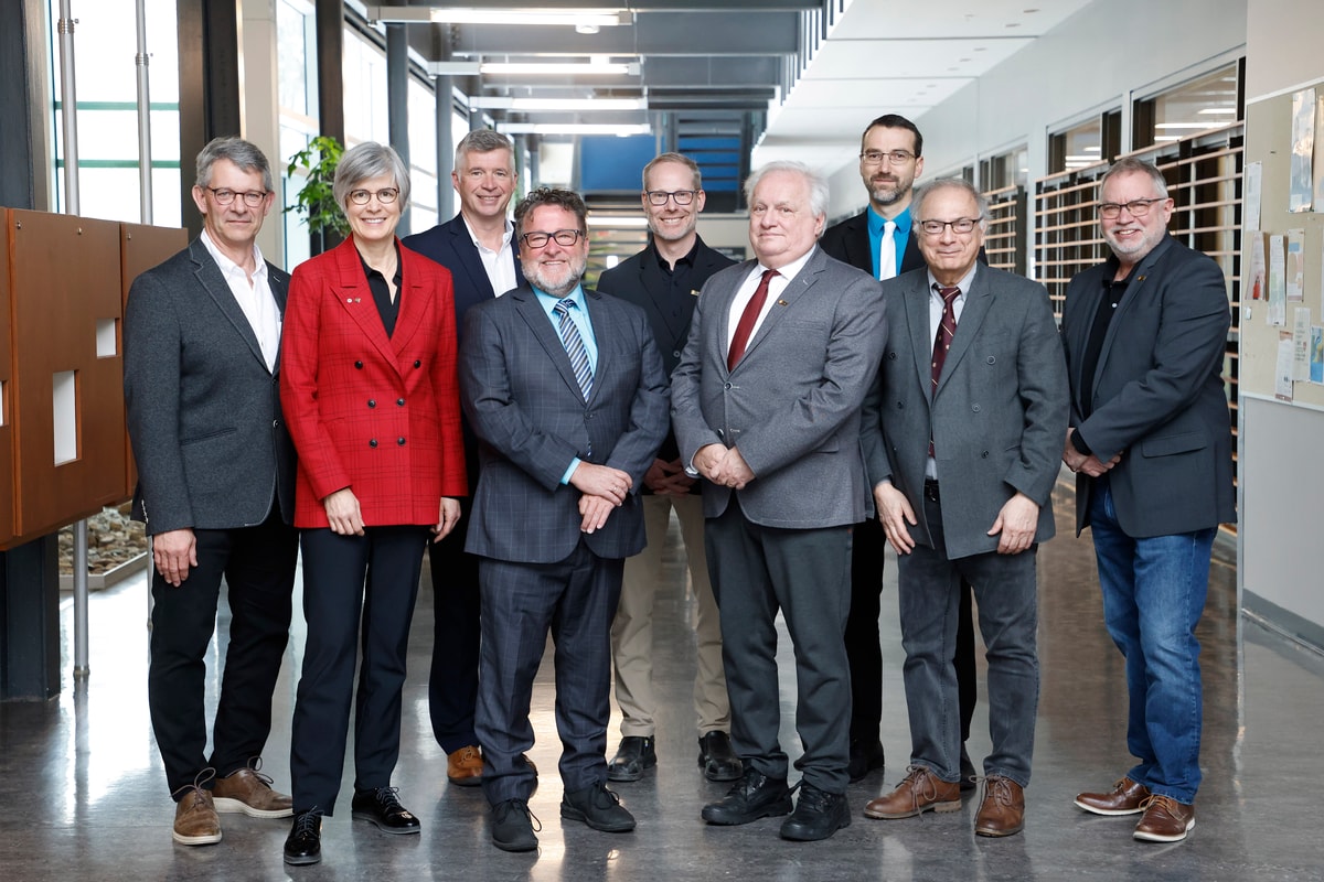 De gauche à droite: François Richard, vice-doyen à la recherche (FSAA), Sophie D’Amours, rectrice de l'Université Laval, Danny Sohier, directeur exécutif (FSAA), Donald Martel, ministre de l’Agriculture, des Pêcheries et de l’Alimentation, Réjean Bacon, directeur des infrastructures de recherche et des laboratoires d’enseignement (FSAA), Denis Roy, doyen (FSAA), Xavier Desmeules, responsable des partenariats et de la formation continue (FSAA), Antoine Karam, vice-doyen aux études (FSAA), et René Lacroix, vice-recteur aux infrastructures et à la transformation de l'Université Laval.