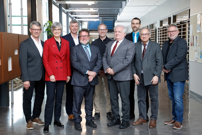 De gauche à droite: François Richard, vice-doyen à la recherche (FSAA), Sophie D’Amours, rectrice de l'Université Laval, Danny Sohier, directeur exécutif (FSAA), Donald Martel, ministre de l’Agriculture, des Pêcheries et de l’Alimentation, Réjean Bacon, directeur des infrastructures de recherche et des laboratoires d’enseignement (FSAA), Xavier Desmeules, responsable des partenariats et de la formation continue (FSAA), Antoine Karam, vice-doyen aux études (FSAA), et René Lacroix, vice-recteur aux infrastructures et à la transformation de l'Université Laval.