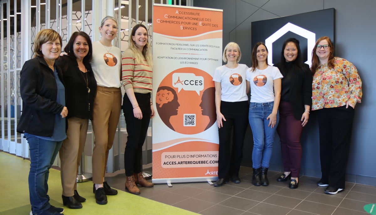 (De gauche à droite) Caroline Goulet, membre d'ARTERE vivant avec une aphasie, Chantal Dubé, chef d'équipe – services aux membres et opérations chez Desjardins, Joëlle Duchesne, directrice générale de l'organisme ARTERE, Sarah Bérubé-Lalancette, orthophoniste et membre de l'équipe ACCES, Laura Monetta, professeure à l'École des sciences de la réadaptation de la Faculté de médecine, orthophoniste et membre de l'équipe ACCES,  Annie Légaré, orthophoniste et membre de l'équipe ACCES, Kim Oanh Hoang, directrice développement de marché chez Desjardins, et Alex Sandrine Laflèche, adjointe à la direction générale – communication et vie associative chez Desjardins