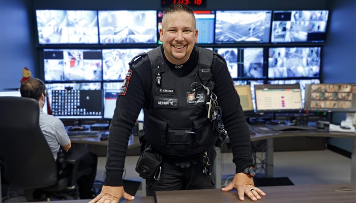 Les agentes et agents à la centrale peuvent observer l'activité en continu sur le campus. Ce sont eux qui reçoivent les appels et font suivre les demandes à leurs collègues qui patrouillent sur le terrain. Nicolas Manseau est chef d'une équipe de huit à neuf personnes qui travaillent à la centrale et sur le terrain.