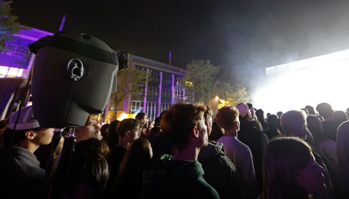 Les enregistrements utilisés pour l'étude du professeur Sébastien Tremblay ont été effectués à l'aide de Fritz, une tête factice munie de microphones, installée au cœur de la foule lors de l'édition 2025 du Festival Fono.