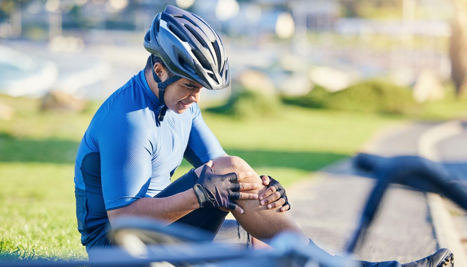 Environ 1 cycliste sur 4 doit composer avec des maux de genou chaque année. Un mauvais positionnement ou une augmentation trop rapide du volume ou de l'intensité des entraînements peut être à l'origine du problème.