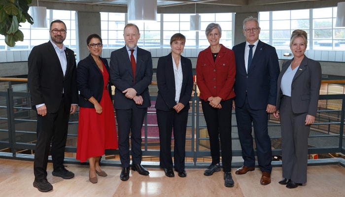 De gauche à droite: François Gélineau, vice-recteur aux affaires internationales et au développement durable, responsable de l’EDI et de la philanthropie à l'Université Laval, Janice Bailey, vice-présidente recherche et directrice scientifique du Fonds de Recherche du Québec, Eric Lamouroux, consul général de France à Québec, Nathalie Drach-Temam, présidente de Sorbonne Université, Sophie D’Amours, rectrice de l’Université Laval, Guillaume Fiquet, vice-président partenariats internationaux, socio-économiques et territoriaux de Sorbonne Université, et Eugénie Brouillet, vice-rectrice à la recherche, à la création et à l’innovation de l'Université Laval.