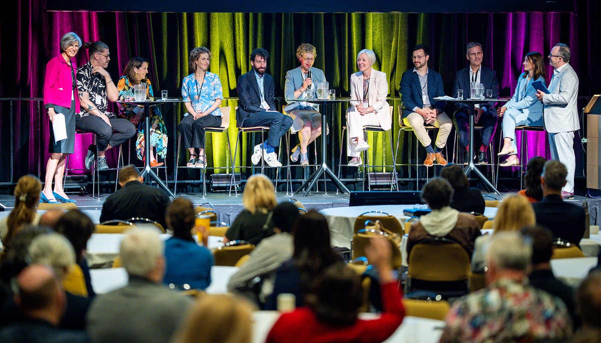 Les participantes et participants du panel: Sophie D'Amours, rectrice de l'Université Laval, Guillaume Drouin-Chartier, architecte associé et designer urbain chez Groupe A/Annexe U, Marie-Josée Asselin, conseillère municipale et vice-présidente du comité exécutif à la Ville de Québec, Marie-Ève Cantin, directrice générale d'Écobâtiment et architecte, Joffrey Clément, chargé de projet I.M.P.A.C.T. – développement d'affaires et communication, Nancy Goudreau, directrice générale – financement durable chez Desjardins, Caroline Lepage, présidente-directrice générale du Centre des congrès de Québec, Philippe Robert, directeur de santé publique de la Capitale-Nationale, Olivier Turcotte, vice-président exploitation chez Norda Stelo, Anne Gignac, directrice adjointe des services techniques du CHU de Québec – Université Laval, et Jean-François Chalifoux, président et chef de la direction de Beneva.